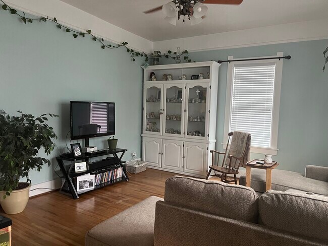 Foto del edificio - 2110 Bradley Ave