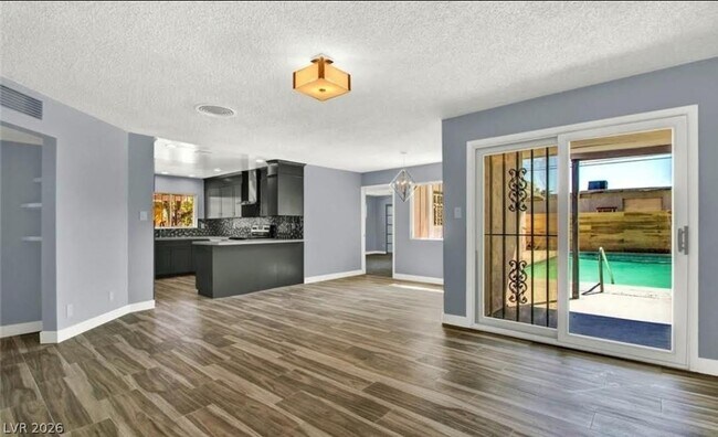 Foto del edificio - 1056 E Oakey Blvd