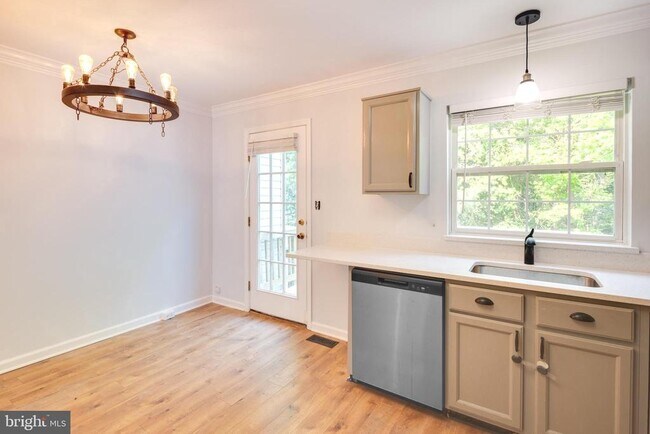 Foto del edificio - 1832 Tiger Lily Cir