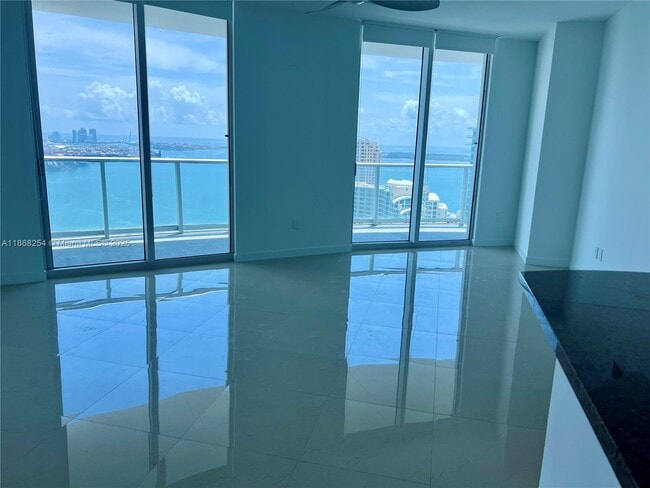 Foto del edificio - 300 S Biscayne Blvd