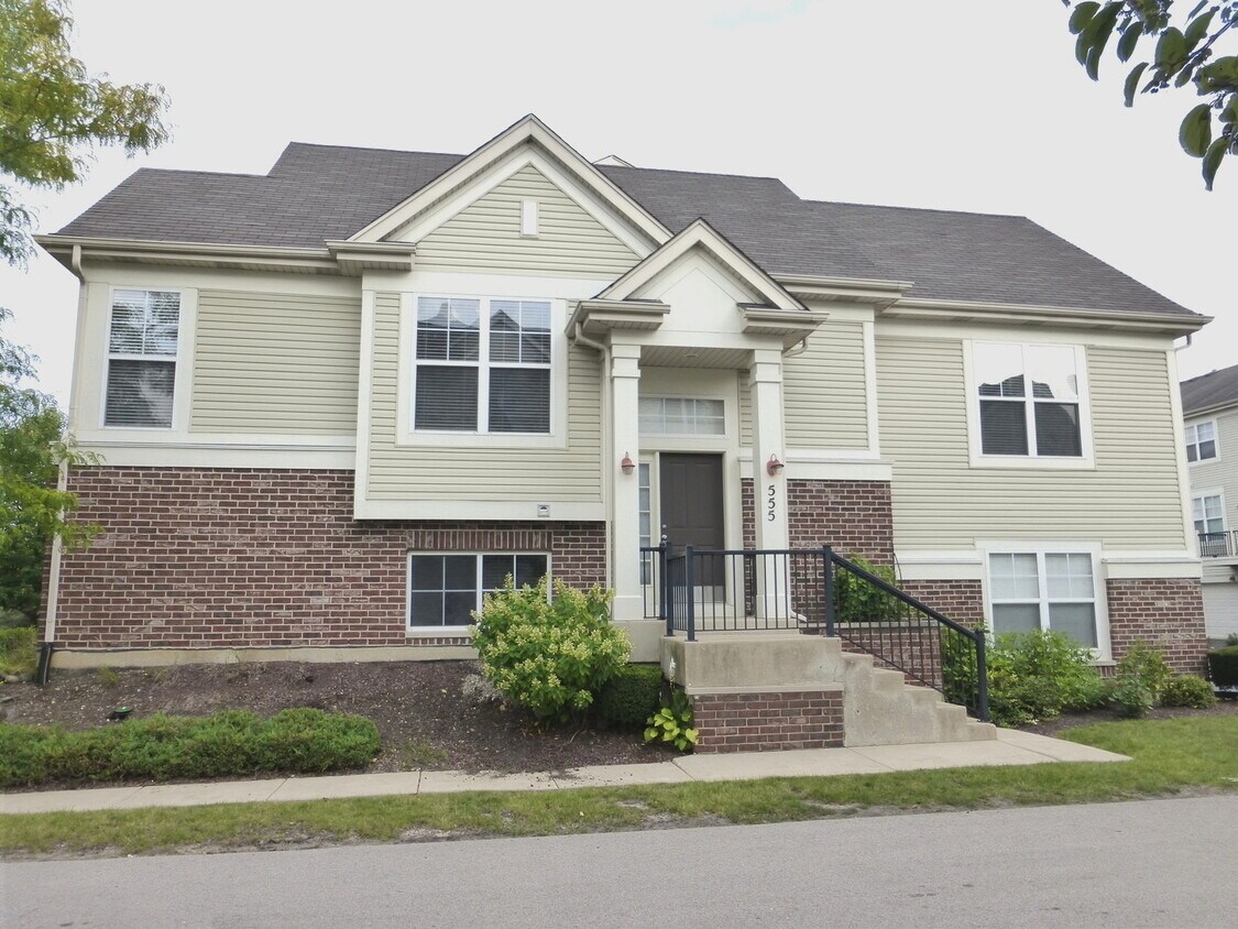 555 Grosvenor Ln, Aurora, IL 60504 Townhome Rentals in Aurora IL