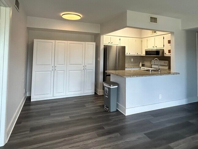 Foto del edificio - 7154 Golf Colony Ct