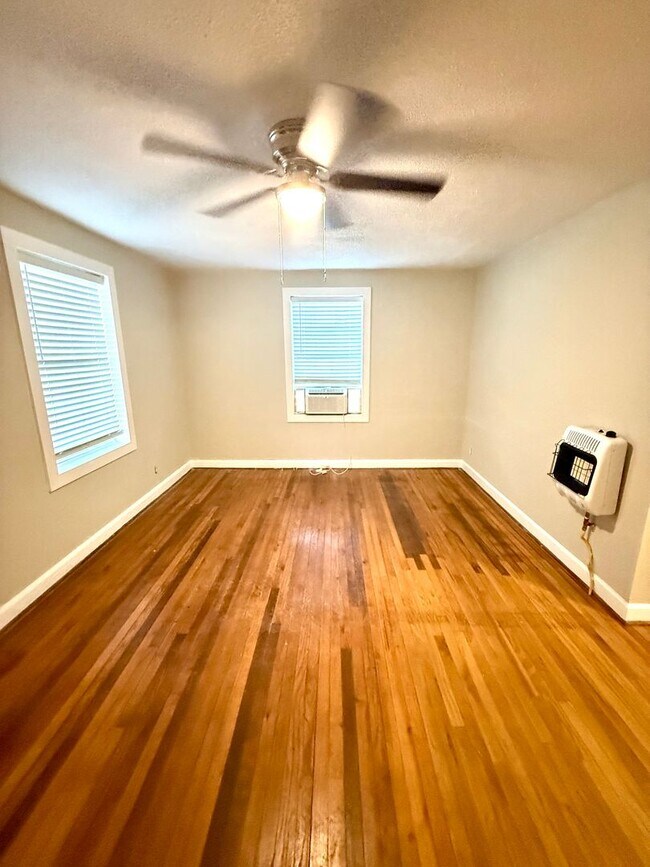 Foto del edificio - ** 1 Bed 1 Bath located In Capitol Heights...