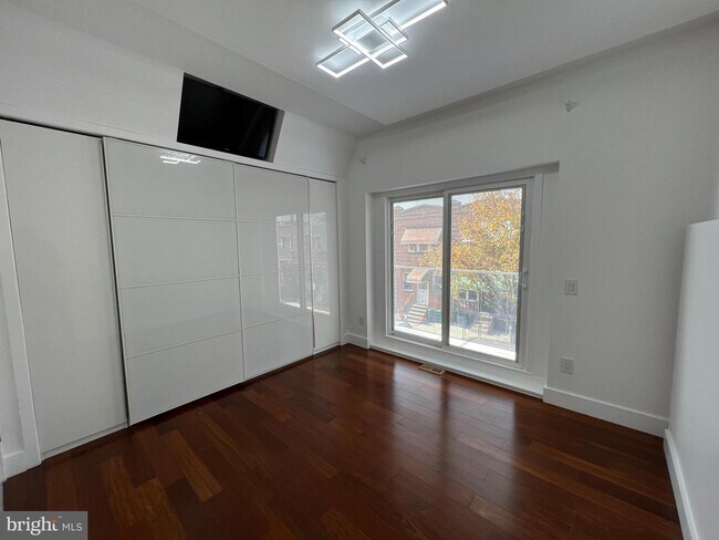 Building Photo - 2843 S Warnock St