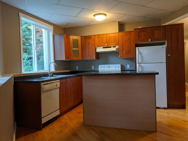 Photo du bâtiment - 10465 Stave Lake Rd