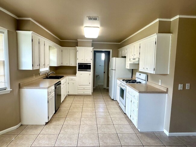Foto del edificio - Beautiful move in ready 2 Bed 2.5 Bath 2 C...