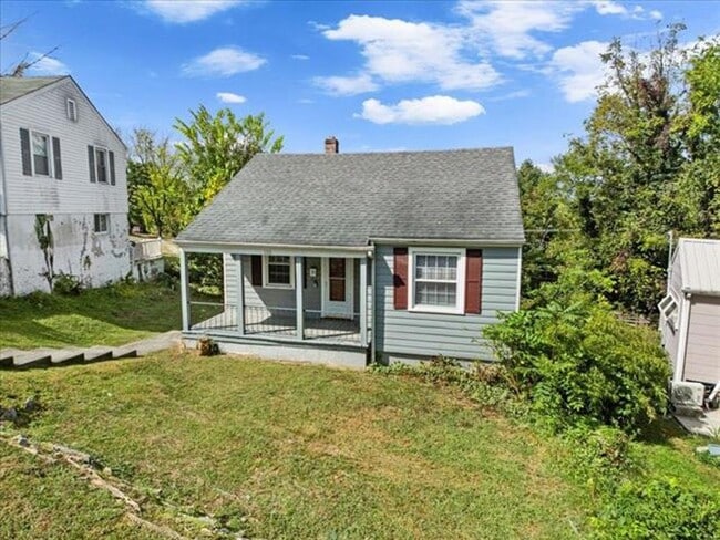 Building Photo - Radford, 3 BR / 2 BA, Available NOW