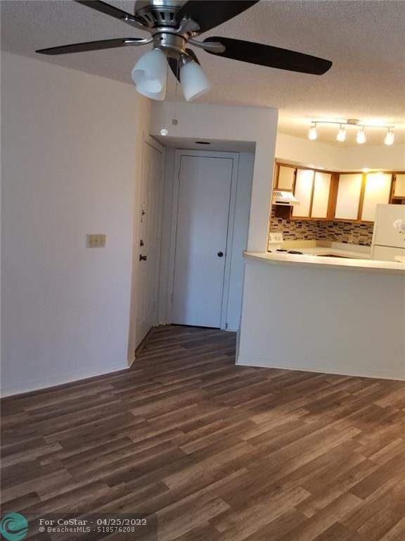 Foto del edificio - 3360 Pinewalk Dr N