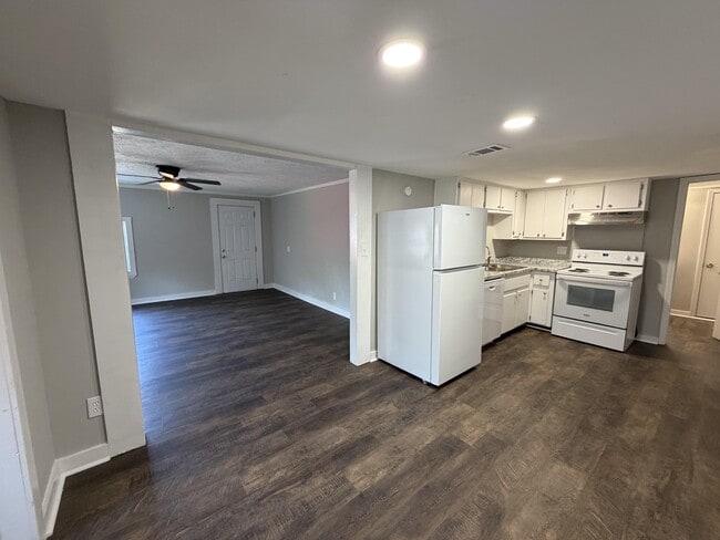 Building Photo - 142 E Forest Dr