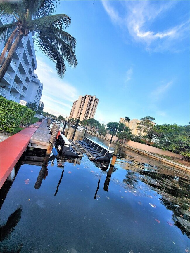 Foto del edificio - 1650 NE 115th St