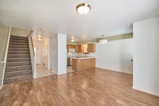 Building Photo - Beautiful Pet Friendly 3 bed/2.5 bath Townhome in Layton! Available on August 19th!