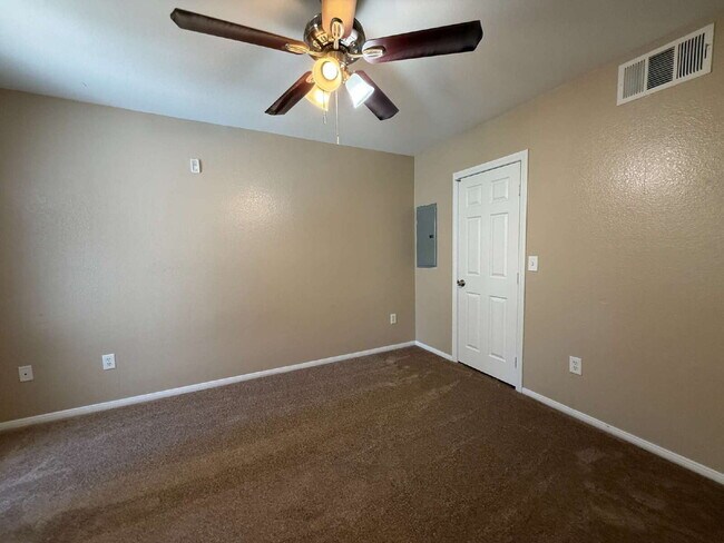 Building Photo - 2 Bed 2 Bath Condo - 3rd Floor - Check out the Views!