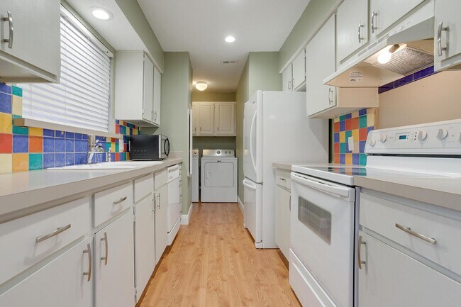 Foto del edificio - 2 Bed, 2 Bath Condo with Dedicated Parking...