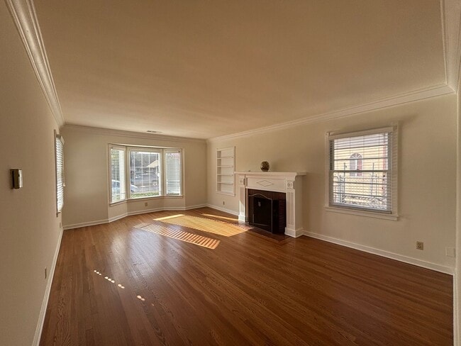 Building Photo - Beautiful 4 Bedroom 2.5 Bathroom SFR