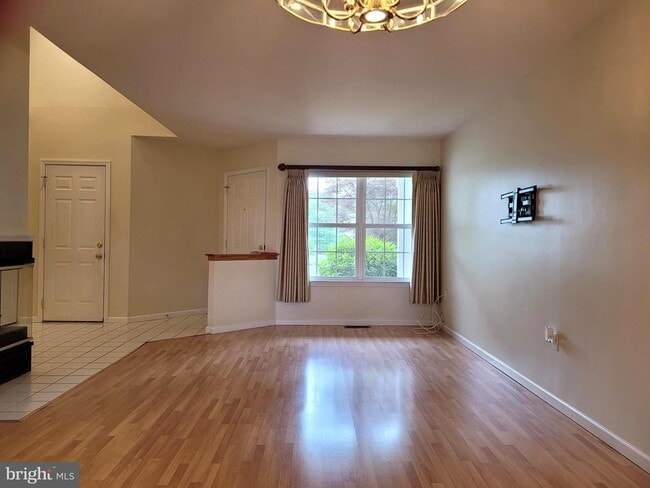Building Photo - 127 Hickory Ln
