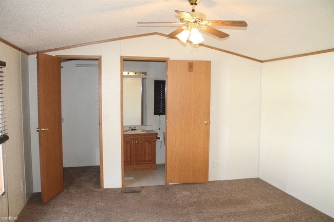 Building Photo - 329 Smith Ln