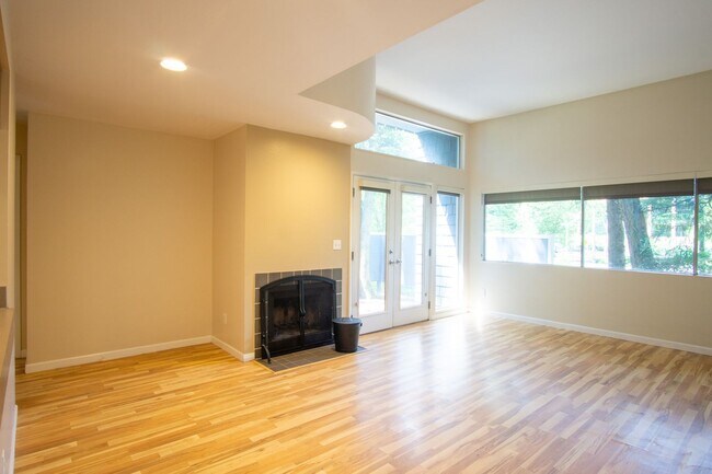 Foto del edificio - *Rent Special* Fantastic Lake Oswego 1Bdr w/Fireplace, Dishwasher, W/D & Patio!