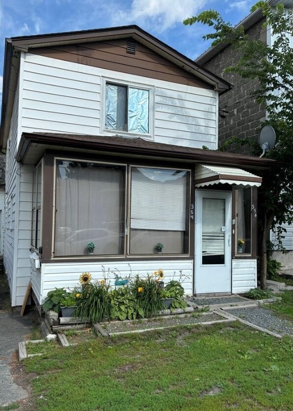 Building Photo - Charming 1 Bed / 1 Bath Main Floor Unit – ...