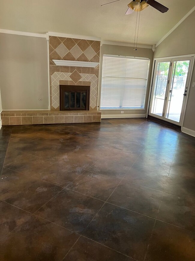 Building Photo - Great Southside Home