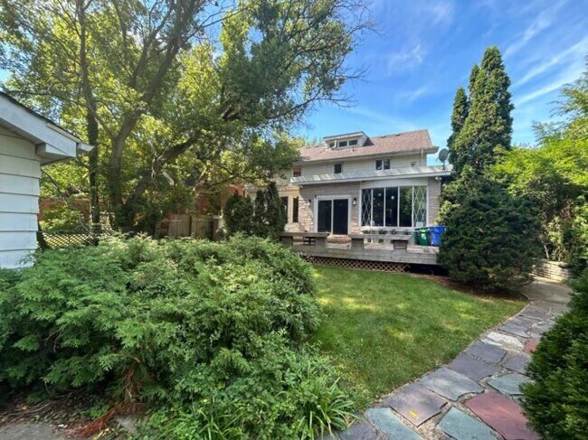 Photo du bâtiment - 3 bedrooms * STUDENT HOUSE * Available NOW * $650 per room * STEPS from UWO