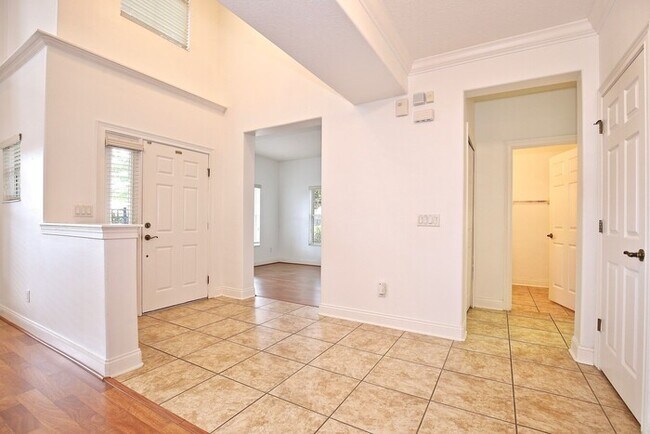 Foto del edificio - AGENT SHOWINGS ONLY! Stunning 3/2.5 Corner Unit Townhome with a Spacious 2 Car Garage in the Gate...