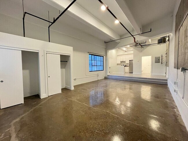 Building Photo - Light filled loft apartment with high ceil...
