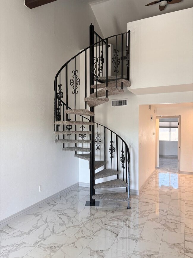 Foto del edificio - **SLEEK 1 BEDROOM/1 BATHROOM/LOFT/1 CAR GARAGE CONDO IN MESA (BROWN RD & CENTER ST)**
