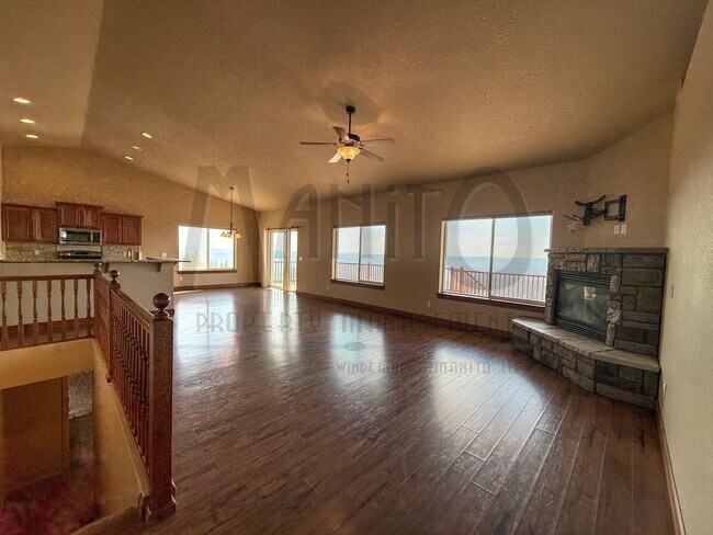 Building Photo - Spacious Home With Stunning Sunset Views