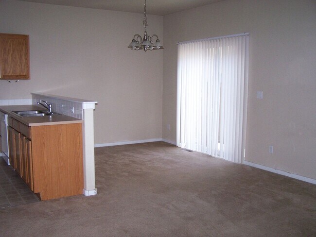 Foto del edificio - 3 Bed/2.5 Bath Townhome Style Unit in SW Bend - Attached Garage