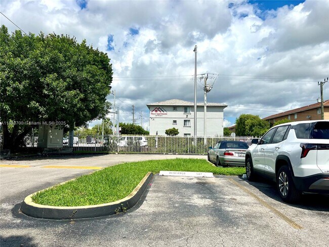Foto del edificio - 8185 NW 7th St