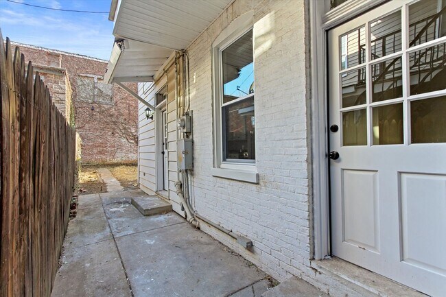 Foto del edificio - Spacious Four Bedroom Home located in York...