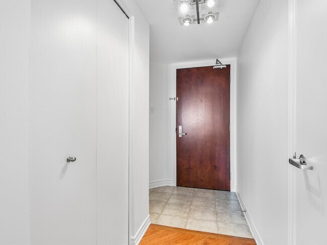 Building Photo - Spacious 2 bed, 2 bath downtown with parking, storage