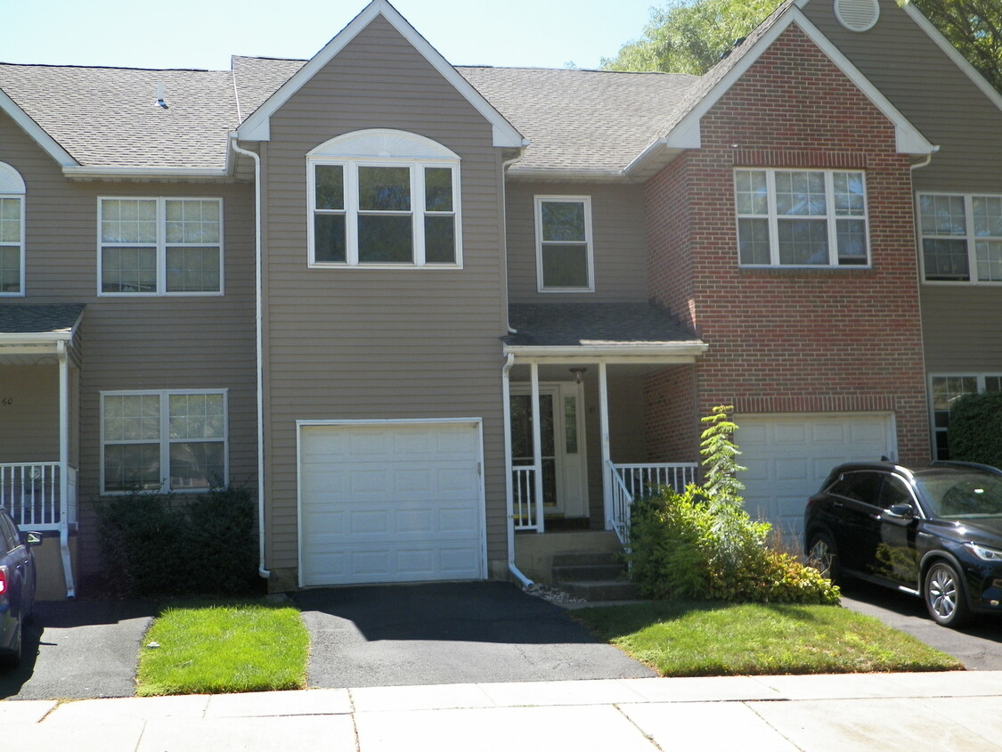 Primary Photo - 61 Piccadilly Cir