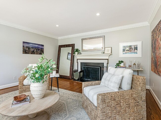 Foto del edificio - Old Foxcroft Classic 5 BD, 3.5 Bth
