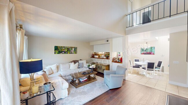 Photo - Beautiful 2 bed/2.5 bath Townhome in Costa Mesa