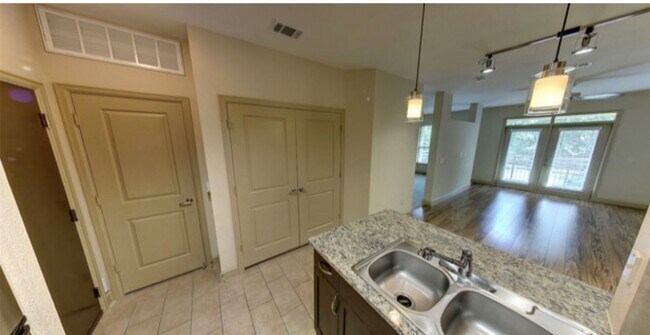 Foto del edificio - 3333 Weslayan St