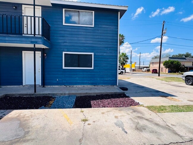 Building Photo - 1303 E Eistetter St