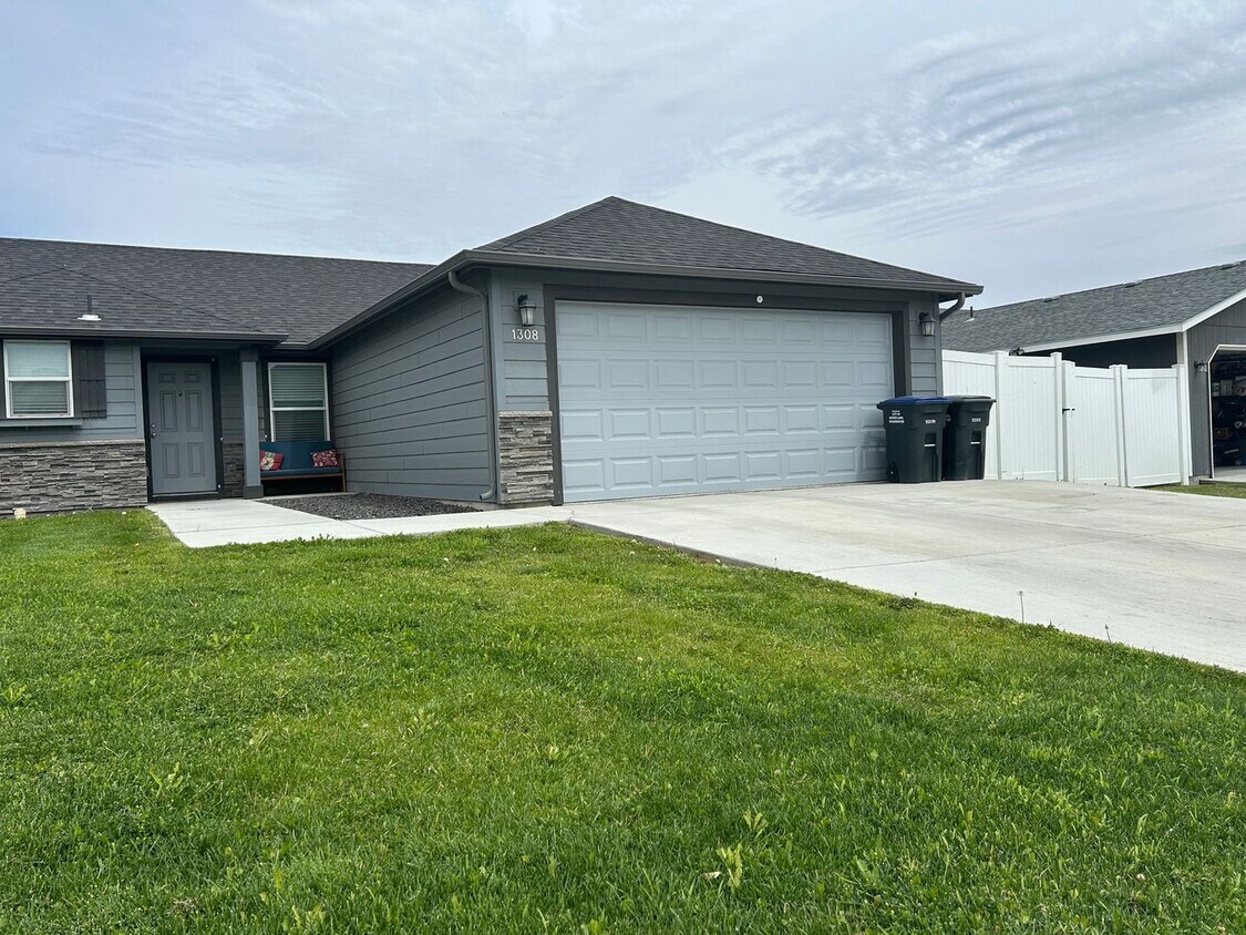 Primary Photo - 3 bed, 2 bath Rambler, near Park Orchard. ...