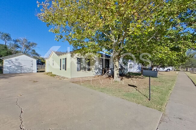 Building Photo - 2415 6th Ave