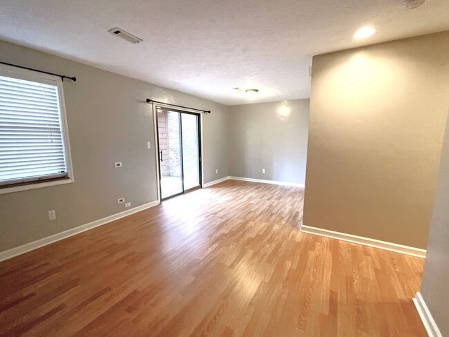 Foto del edificio - Large 2 bedroom townhome in East Knoxville!