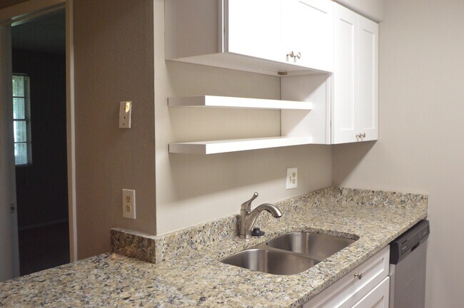 Building Photo - BRANDON: 2 Bed/2 Bath, 2nd Floor Condo - G...