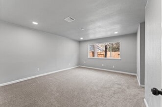 Building Photo - 2 Dewthread Ct