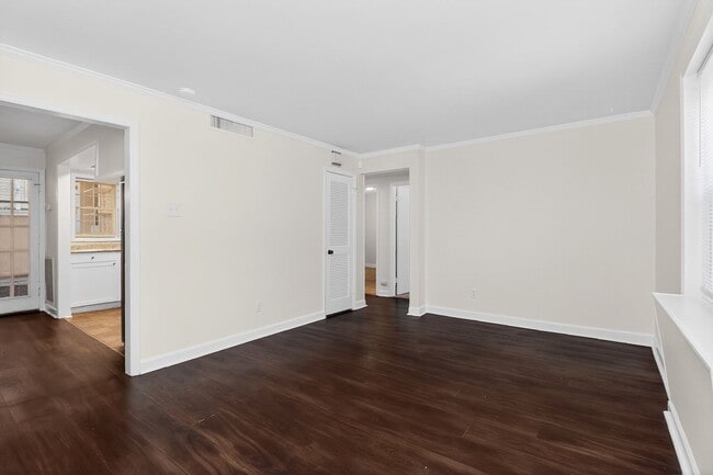 Building Photo - Lovely Two Bedroom Condo in Cotswold!