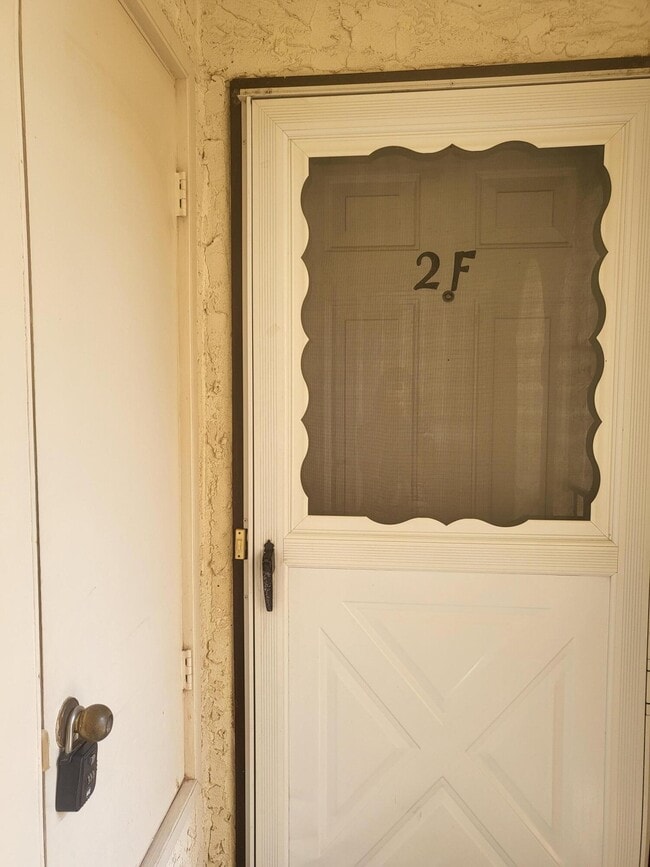 Building Photo - 831 Country Club Dr SE