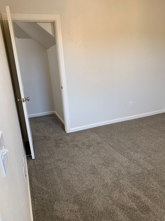 Foto del edificio - 3 bedroom, 2.5 bathroom, 2 car garage Gated Neighborhood