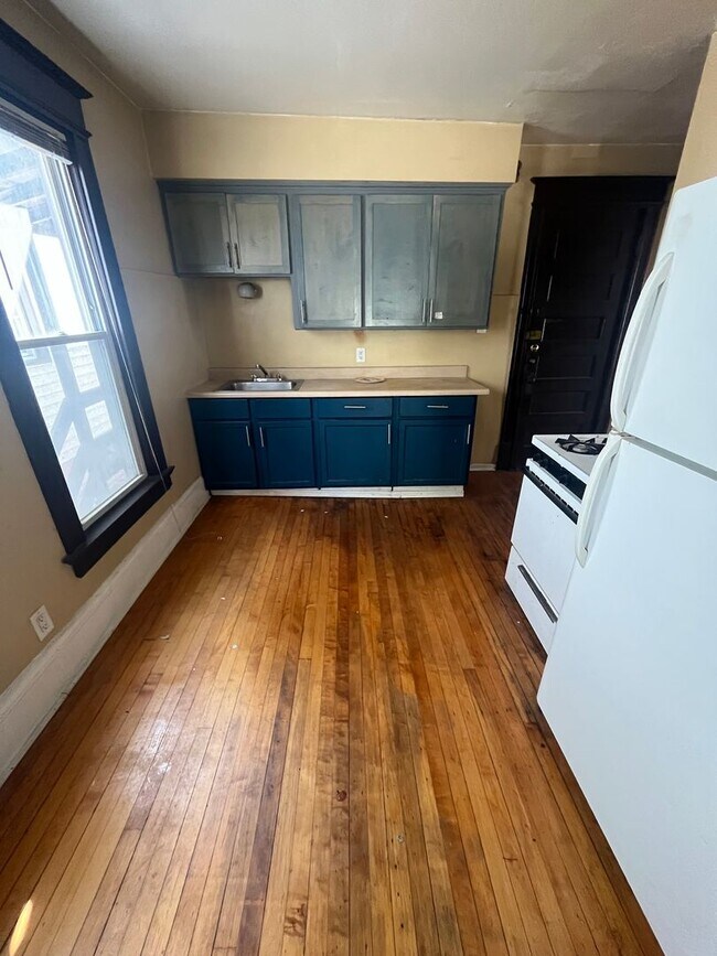 Foto del edificio - Spacious 2BR/1BA in Prime East Side Locati...