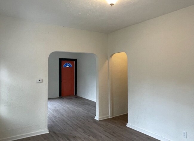 Foto del edificio - 212 E Belmont St