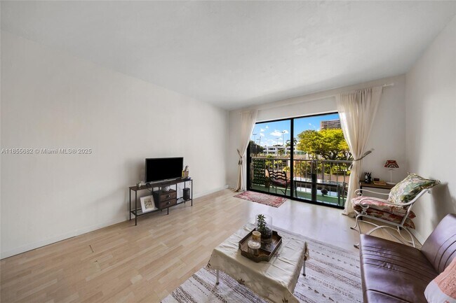 Foto del edificio - 1650 NE 115th St