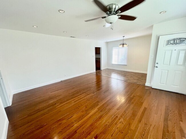 Foto del edificio - **LAKEWOOD 3BR/2BA+FAMILY ROOM **AVAILABLE...