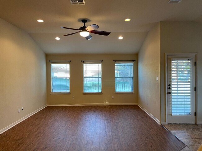 Building Photo - 3 BEDROOMS IN THE CENTER OF CEDAR PARK - C...